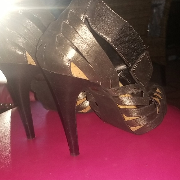 Heels - Picture 4 of 4